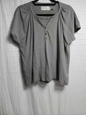 Aventura Organic Cotton V Neck Shortsleeve Tee. Size L